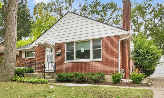 Waukegan Casa | Comfortable 5 bed Family Home w/ Finished Basement and Fenced yard!