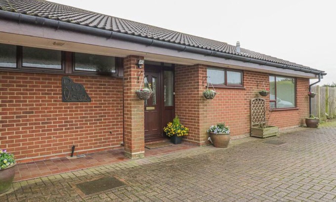 Manningtree Casa | Comfortable 5-bedroom bungalow with hot tub