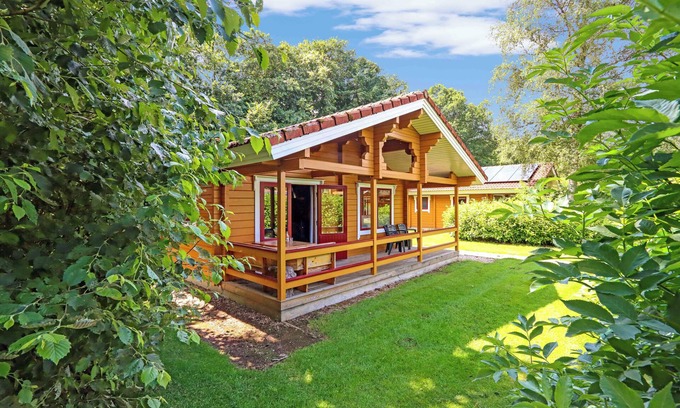 Gramsbergen Casa | Comfortable 6-person bungalow with dishwasher, washing machine, and covered veranda near Gramsbergen at lively park ’t Hooge Holt.