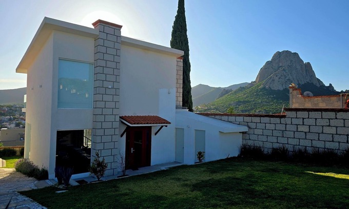 Bernal Casa | Acogedora, lujosa y moderna Casa Familiar con vista a la Pena