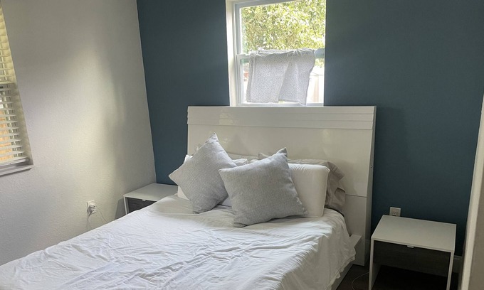West Little River Apartamento | Comfortable and safe condo 15 minutes from beach.