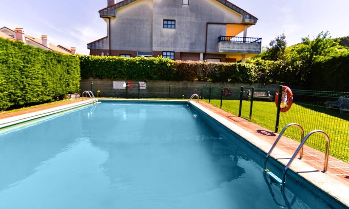 Miengo Villa | Cómodo y espacioso chalet con piscina comunitaria