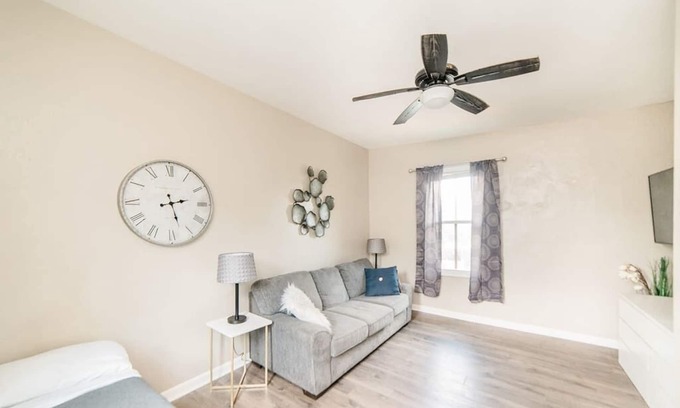 Manchester Apartamento | Comfortable and Walkable - Off-Street Parking