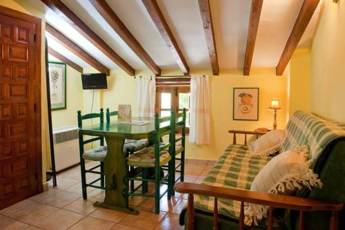 Robledillo de Gata Apartamento | Comfortable Apartment in Robledillo de Gata with Balcony and View