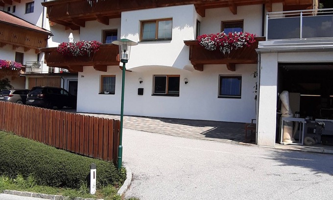 Gerlosbergeben Apartamento | Cómodo apartamento con gran terraza y vistas a la montaña