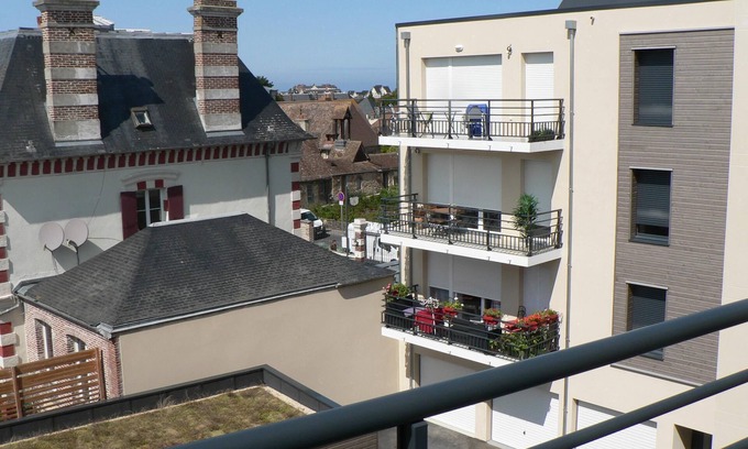 Dives-sur-Mer Apartamento | Cómodo apartamento con wifi, TV, balcón, estacionamiento, 2 habitaciones, 1 baño, 4 personas, 57m2