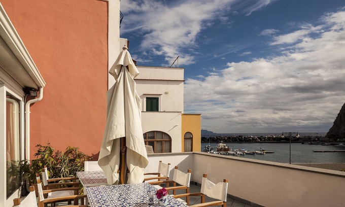 Sant'Angelo Apartamento | Comfortable apartment with terrace on the sea.