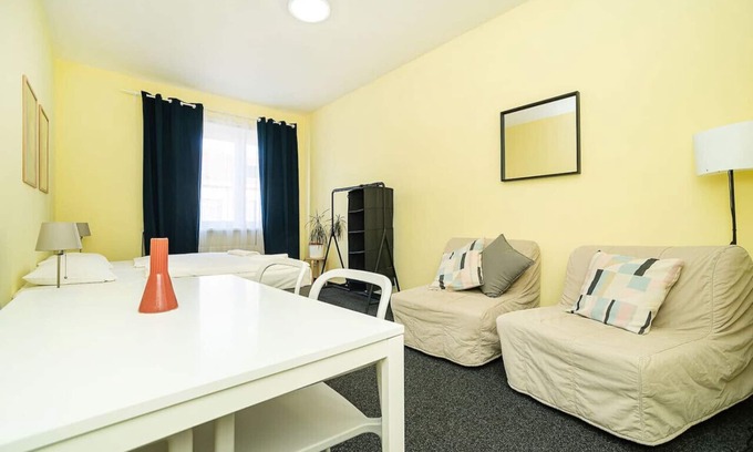 Zizkov Apartamento | Comfortable apartment sleeps 8