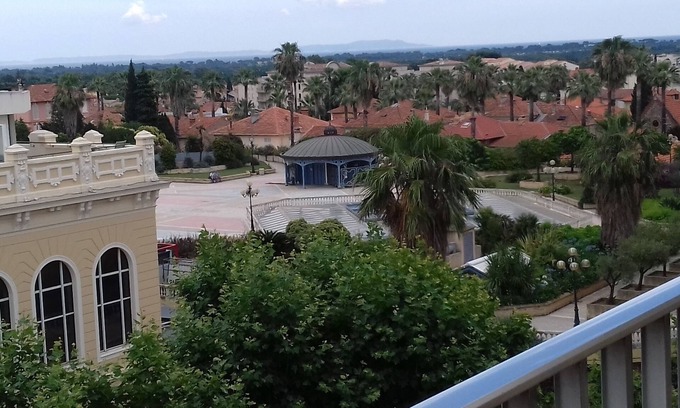 Hyeres City Centre Apartamento | Cómodo apartamento con vistas al mar en el centro de Hyères