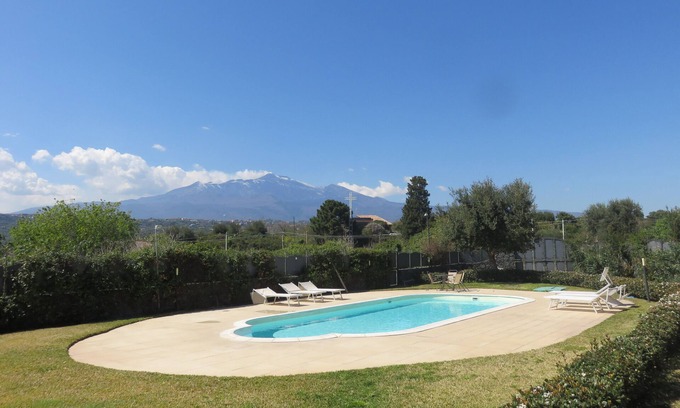 Santa Tecla Apartamento | Cómodo apartamento con terraza privada, piscina con vista al mar.