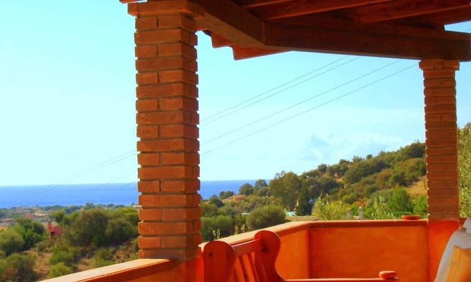 Solanas Casa | Cómodo apartamento con terraza privada cerca del mar, cerca de Villasimiu