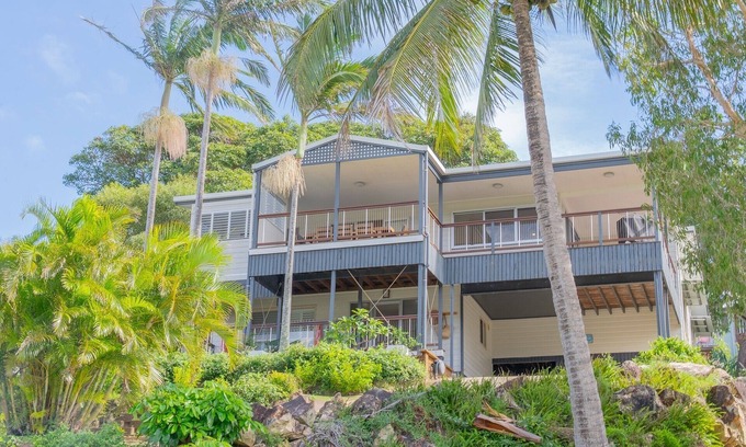 Point Lookout Casa | Comfortable beachhouse, 4 bedroom family home. Walk to beach, hotel, cafes
