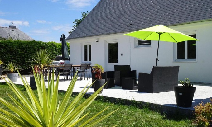 Pleumeur-Bodou Casa | Comfortable Bungalow, Pink Granite Coast