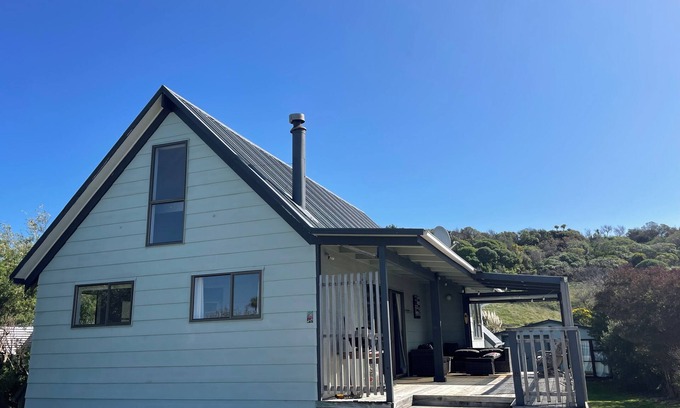 Riversdale Casa | Comfortable, conveniently located family beach bach