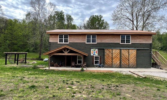 French Lick Cabina | Comfortable cabin. French Lick. Close to everything. Pet friendly. WiFi. Acerage