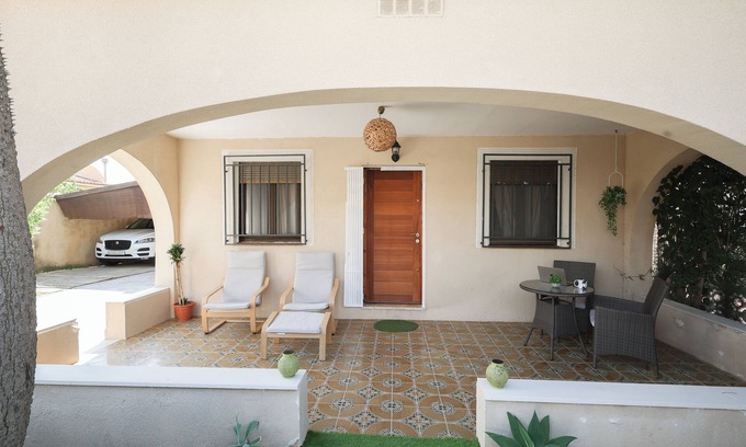 Molinell Chalet De Esquí | Cómodo chalet en la playa, gran patio exterior. Cerca del MET y Campo de Golf