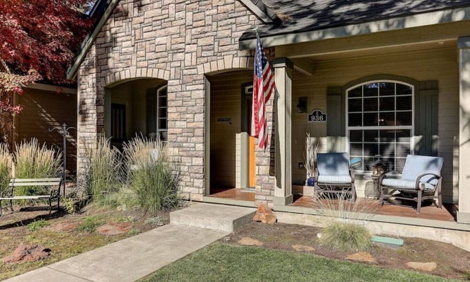 Sisters Casa | Comfortable & charming 2 story home in Sisters Oregon!