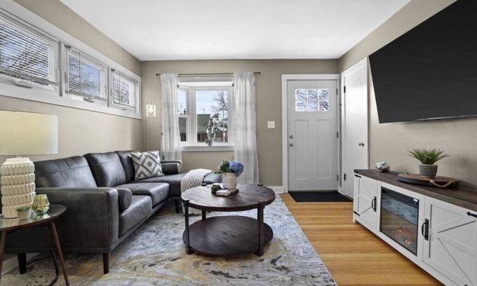 West Allis Casa | Comfortable & Charming 4BR, near Stadium & Zoo!