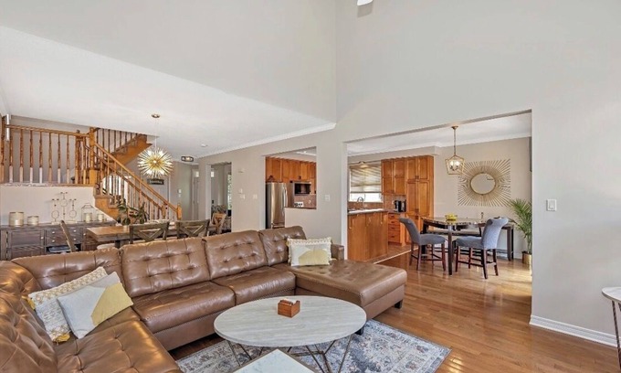 Cardinal Creek Casa | Comfortable, chic, 4 beds house in Orleans, calm, family oriented neighbourhood.