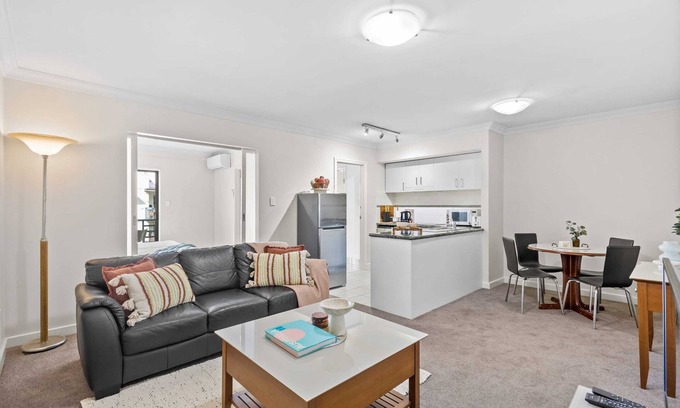 West Perth Apartamento | Comfortable City Apartment by Kings Park | Free Parking
