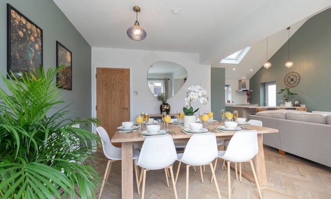 Cheltenham Casa | Comfortable & Contemporary 5-Bed 3 Bathroom Home