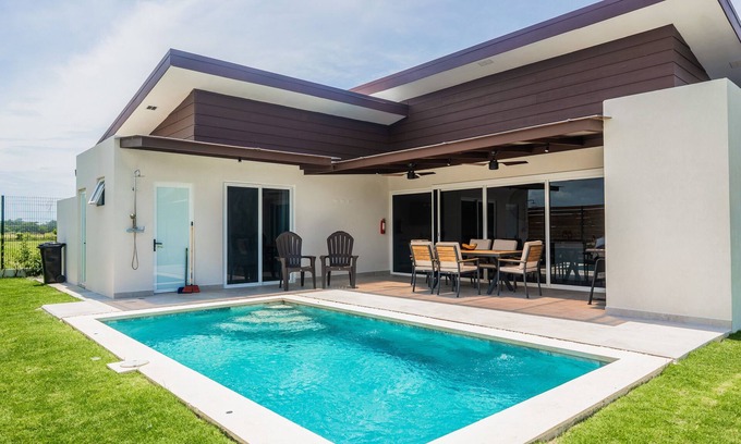 Esterillos Este Casa | Comfortable coastal retreat with pool, gas grill & near-beach location
