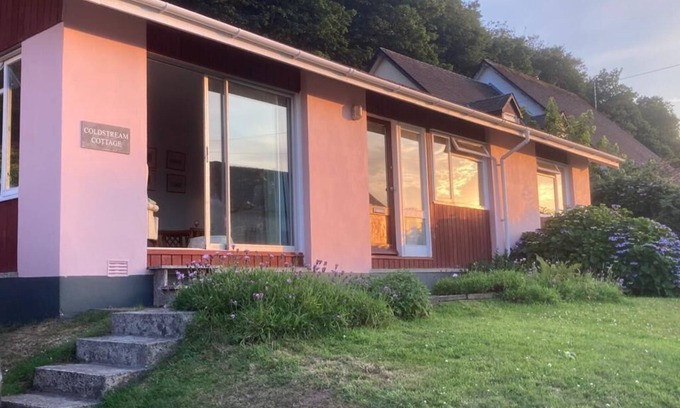 St Brides Cabaña | Comfortable coastal cottage 200m from the sea, pub and cafe in delightful Dale.