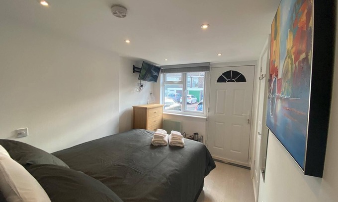 Cherry Hinton Casa | Comfortable cosy double ensuite room 'Karibu'