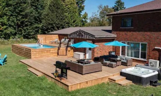 Bracebridge Cabaña | Comfortable cottage for 14 people with pool, hot tub, games, and more.
