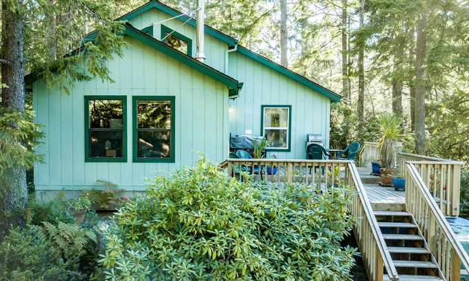 Manzanita Casa | Comfortable cottage with a washer/dryer, fireplace, deck, beach access