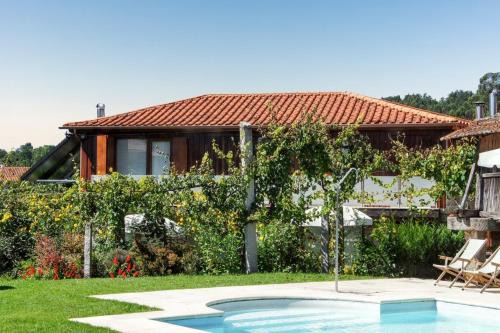 Vieira do Minho Casa | Comfortable Countryside House in Eira-Vedra with Shared Pool