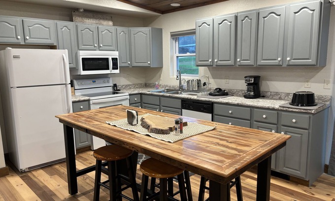 Sparta Casa | Comfortable Country Home w Expansive Views of Beautiful Big Creek Valley