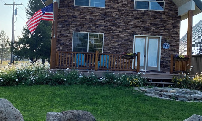Last Chance Cabina | Comfortable cozy cabin, accessible to Snowmobile & ATV trails & Fly Fishing