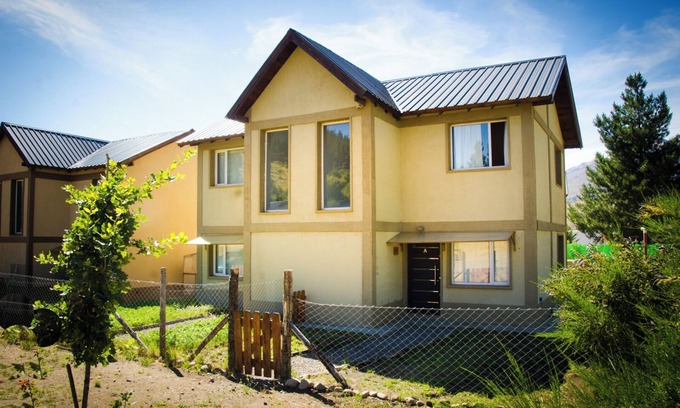 Esquel Casa | Cabañas La Hilda - Duplex con parrilla, jardín y estacionamiento privado.