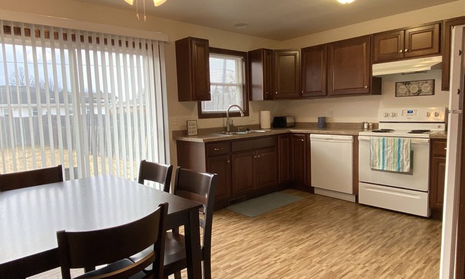 Neenah Casa | Comfortable EAA stay w/ King Bed!
