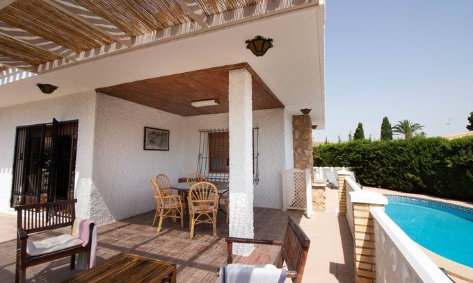 Orihuela Costa Villa | Cómoda villa familiar. Jardín propio y piscina. Wifi.
