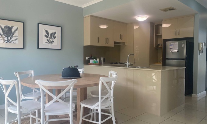 Glenelg East Casa | Comfortable, family sized, close to tram, explore the Festival City.