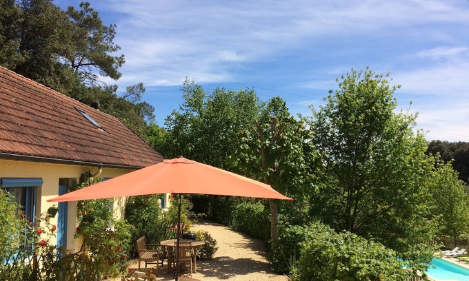 Calviac-en-Perigord Cabaña | Cómoda casa de campo en una zona boscosa junto a la piscina cerca de Sarlat