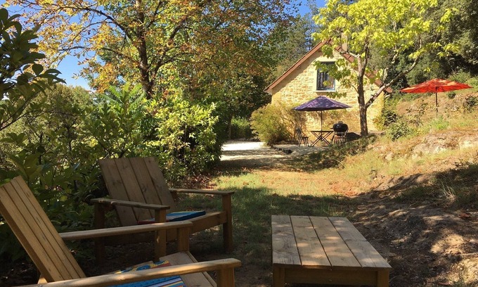 Calviac-en-Perigord Cabaña | Cómoda casa de campo en una zona boscosa junto a la piscina cerca de Sarlat