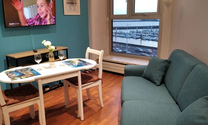 Le Port Apartamento | COMFORTABLE FRANCE STUDIO WITH BREATHTAKING HARBOR AND SEA VIEWS