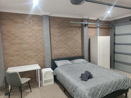 Guildford West Casa | Comfortable Garage Room in Guildford - NC0