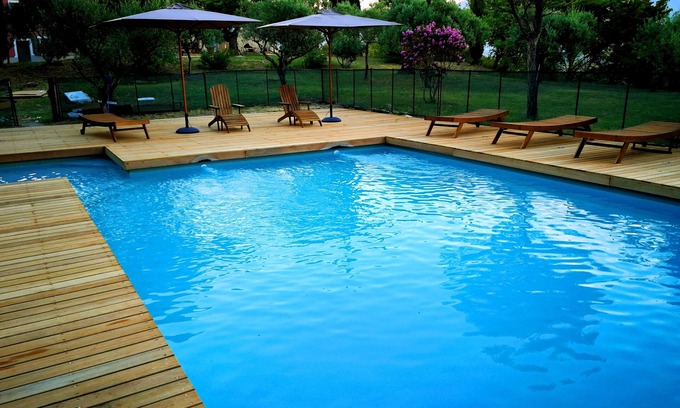 Mormoiron Apartamento | Les romarins - casa de campo de 1 dormitorio con todas las comodidades, vista al jardín y piscina