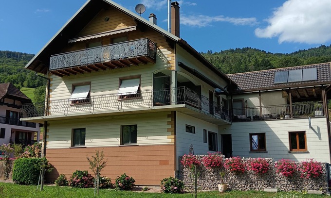 Steige Apartamento | Propietario del apartamento planta alta con balcón y patio