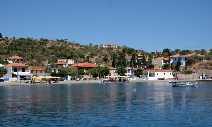 Sampatiki Casa | Cómoda casa con jardín, junto al mar, en un pequeño puerto pesquero.