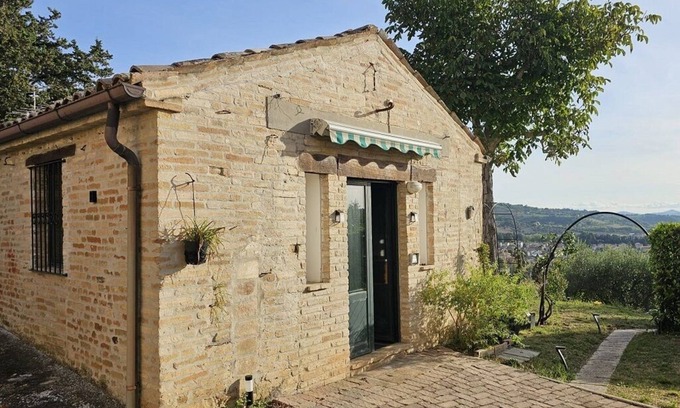 Falerone Casa | Comfortable Guesthouse in Scenic Italian Countryside