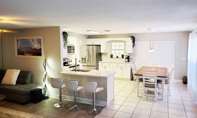 Orlando Casa | Comfortable home in a privileged area , JUST 7 MI to DISNEY PARKS!