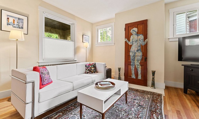 East Liberty Casa | Comfortable home with an artful flair close to PNC, museums and restaurants..