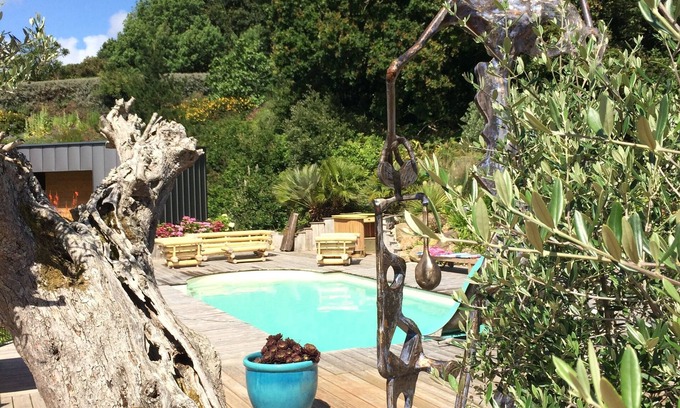 Loguivy Casa | Comfortable house with private pool & spa