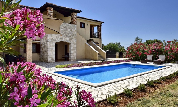 Selina Villa | Confortable casa con piscina en pueblo tranquilo
