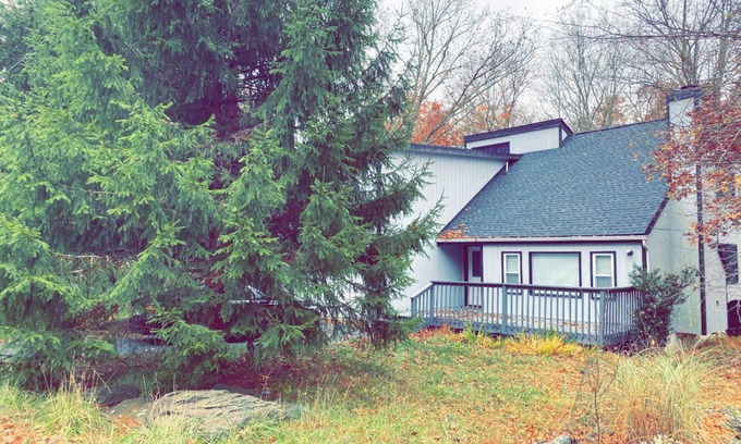 Bushkill Casa | Comfortable house with a private hot tub in Poconos